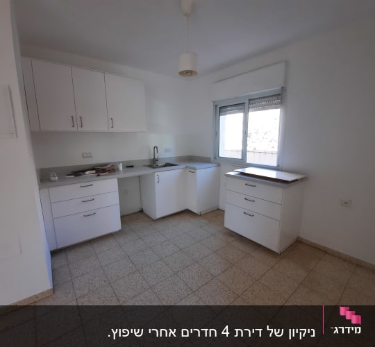 מטבח נקי עם ארונות לבנים וכיור